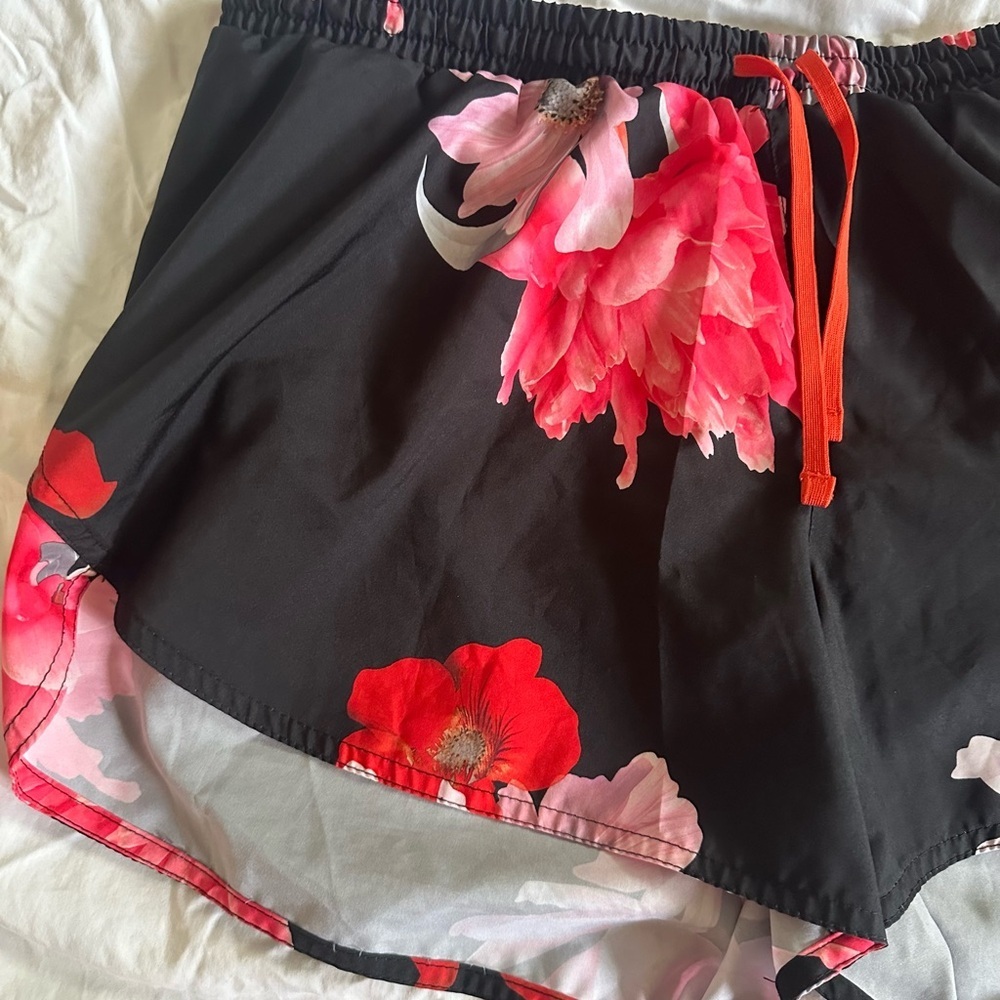 Bundle of 2 Old Navy Go-Dry Run Shorts: Size Large Floral and black leopard - Picture 2 of 15